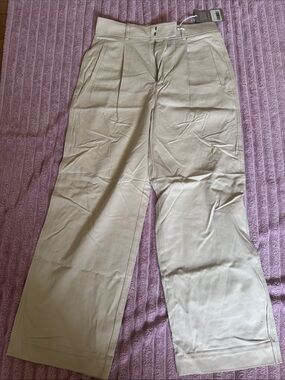 Women’s Beige Pleated Wide-Leg Pants